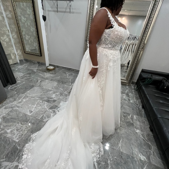 D3386 - ESSENSE OF AUSTRALIA (Plus Size Wedding Gown)